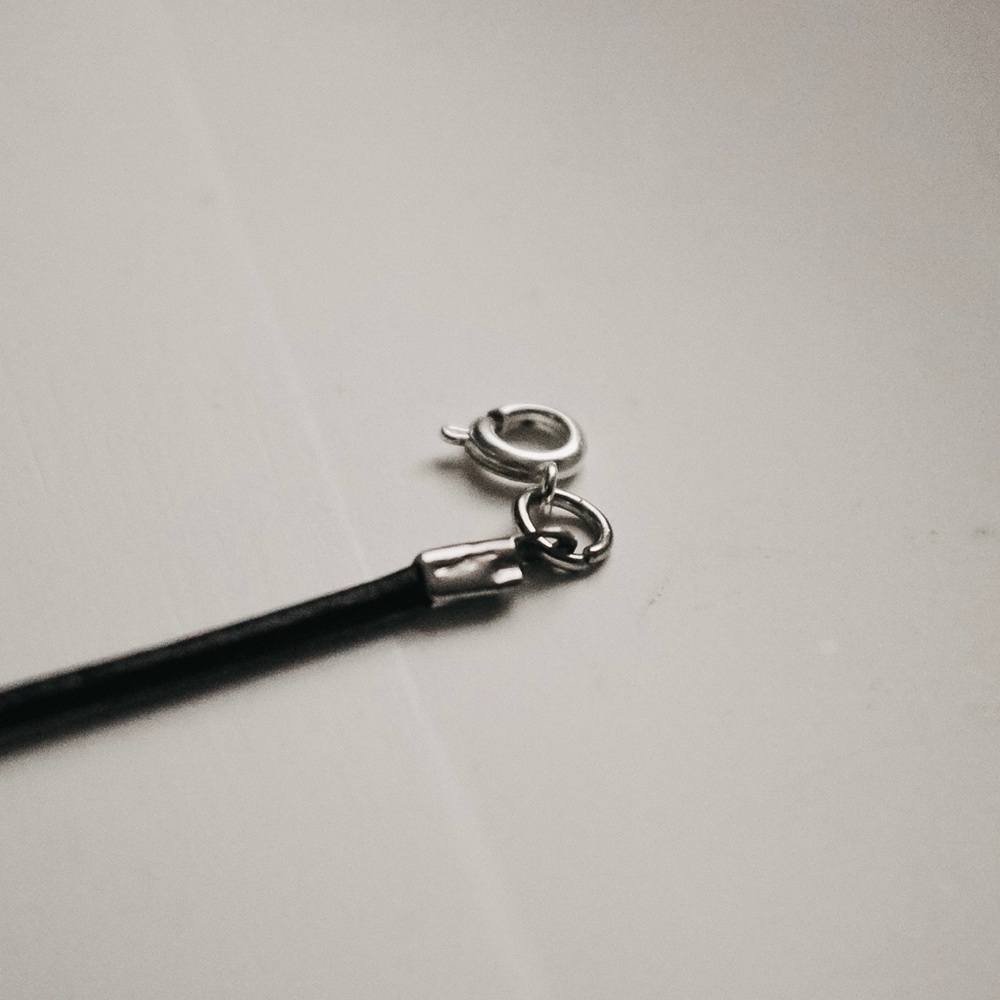 Single Pearl Chocker Black Chord - Picture 3 of 4